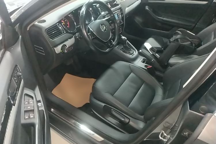Used Volkswagen Sagitar 2015 230TSI Automatic Comfort Version Driver Seat
