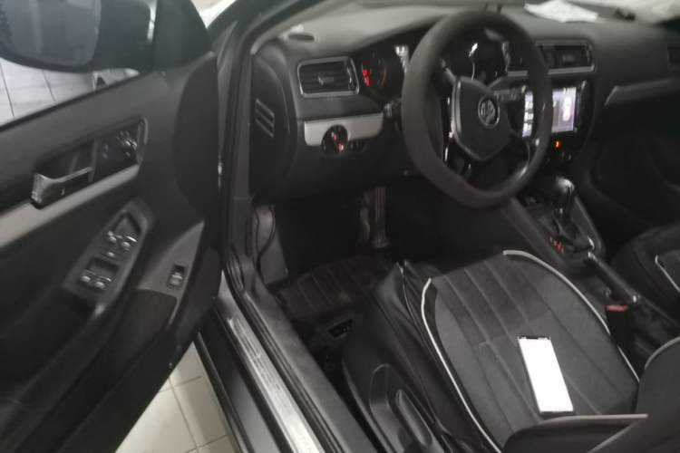 Used Volkswagen Sagitar 2015 230TSI Automatic Comfort Version Driver Seat