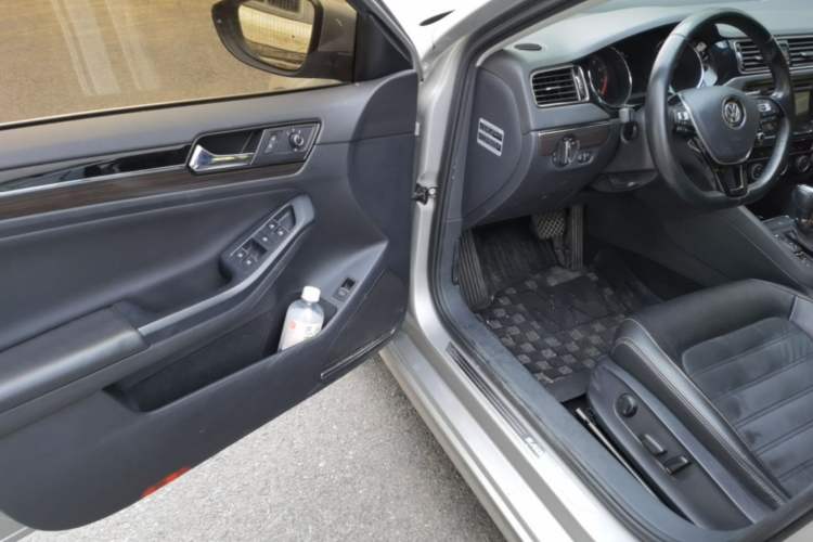 Used Volkswagen Sagitar 2015 230TSI Automatic Luxury Model Driver Seat