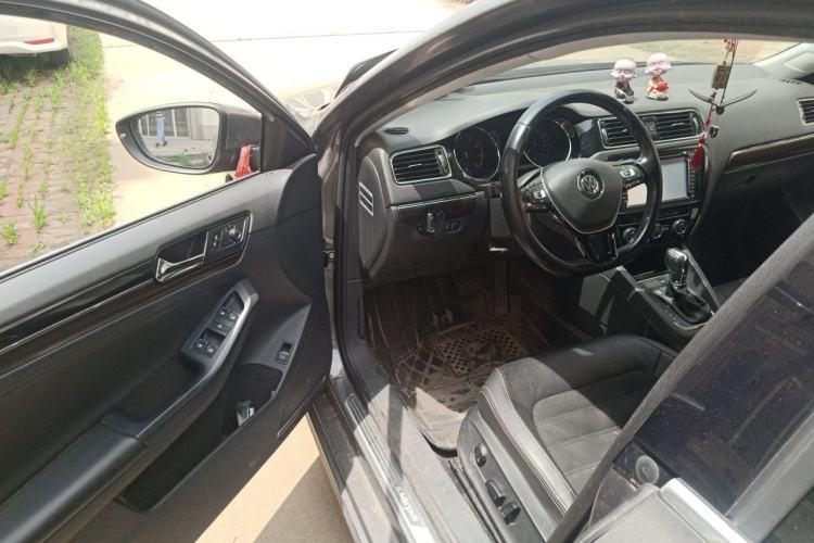 Used Volkswagen Sagitar 2015 230TSI Automatic Luxury Model Driver Seat