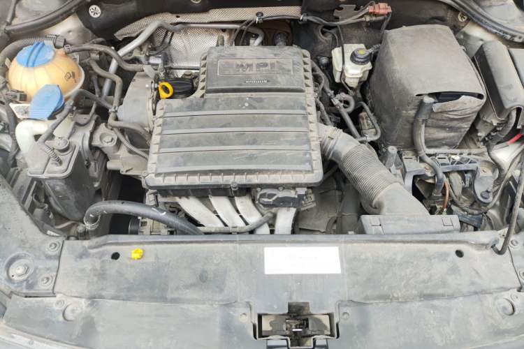 Used Volkswagen Sagitar 2015 1.6L Manual Comfort Model Engine Bay