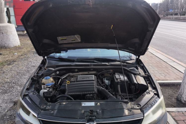 Used Volkswagen Sagitar 2015 1.6L Manual Comfort Model Engine Bay