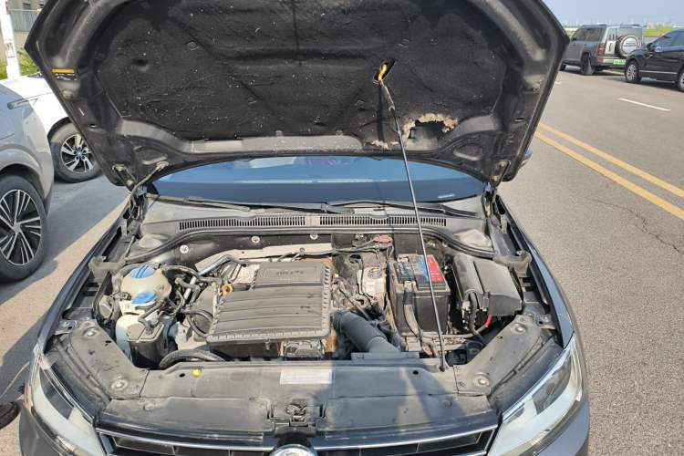 Used Volkswagen Sagitar 2015 1.6L Manual Comfort Model Engine Bay