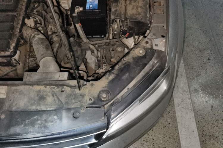 Used Volkswagen Sagitar 2015 1.6L Manual Comfort Model Engine Bay Left