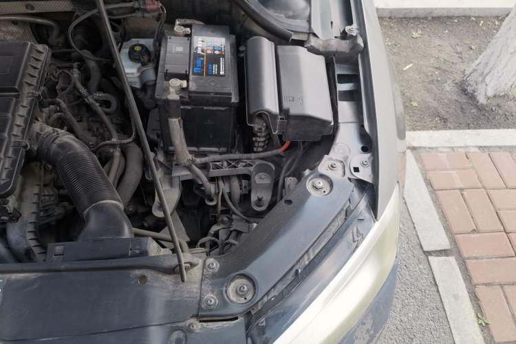 Used Volkswagen Sagitar 2015 1.6L Manual Comfort Model Engine Bay Left