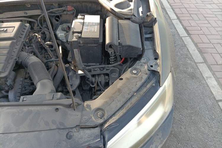 Used Volkswagen Sagitar 2015 1.6L Manual Comfort Model Engine Bay Left