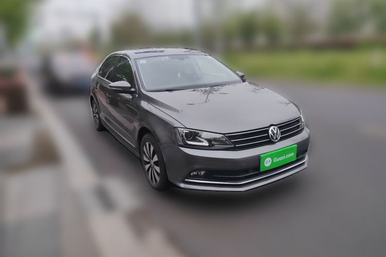Used Volkswagen Sagitar 2015 230TSI Manual Luxury Edition Front Right 45 Deg
