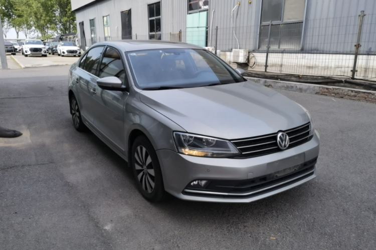 Used Volkswagen Sagitar 2015 230TSI Automatic Luxury Model Front Right 45 Deg