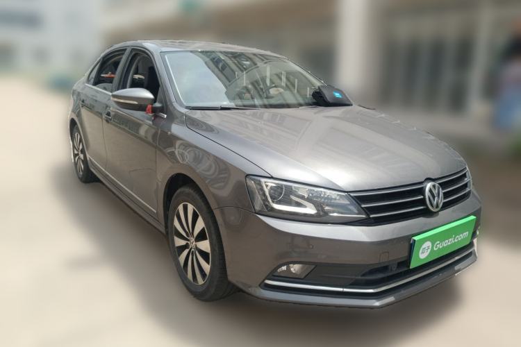 Used Volkswagen Sagitar 2015 230TSI Automatic Luxury Model Front Right 45 Deg