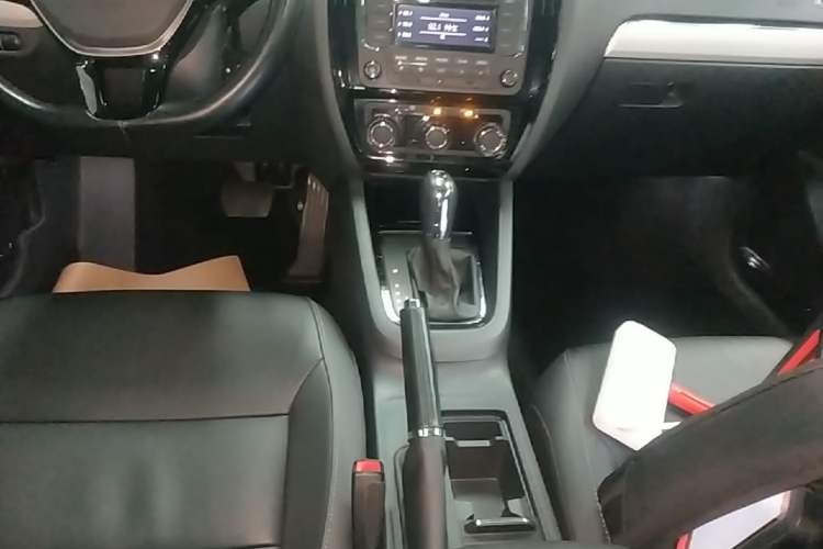 Used Volkswagen Sagitar 2015 230TSI Automatic Comfort Version Gear Lever