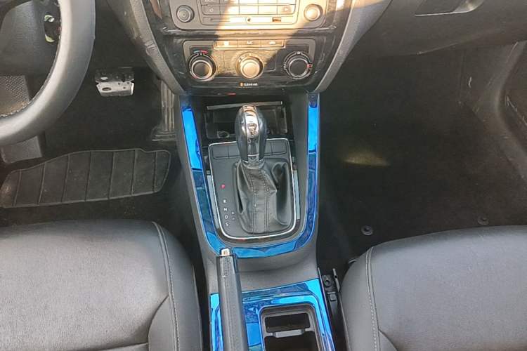 Used Volkswagen Sagitar 2015 1.6L Automatic Comfort Model Gear Lever