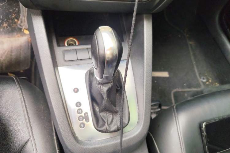 Used Volkswagen Sagitar 2015 230TSI Automatic Luxury Model Gear Lever