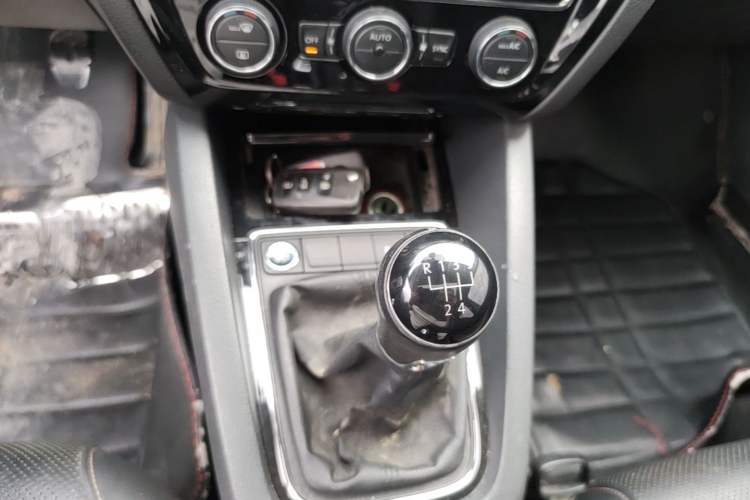 Used Volkswagen Sagitar 2015 230TSI Manual Luxury Edition Gear Lever