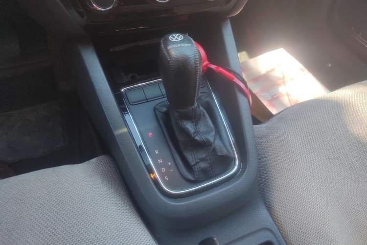 Used Volkswagen Sagitar 2015 230TSI Automatic Comfort Version Gear Lever