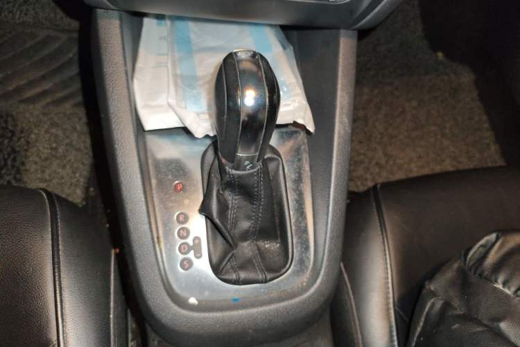 Used Volkswagen Sagitar 2015 1.6L Automatic Comfort Model Gear Lever