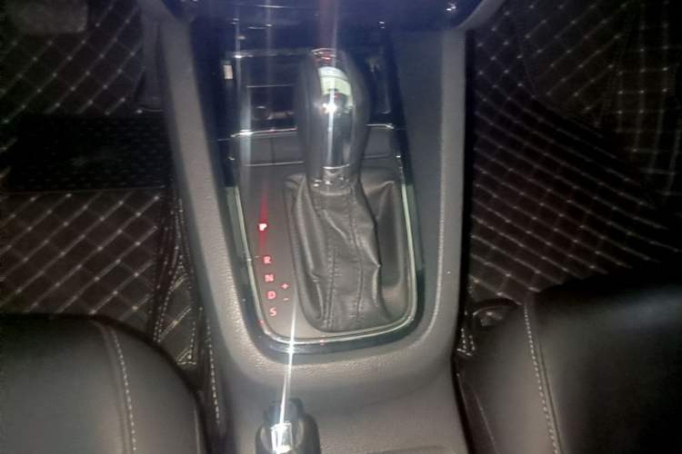 Used Volkswagen Sagitar 2015 1.6L Automatic Comfort Model Gear Lever