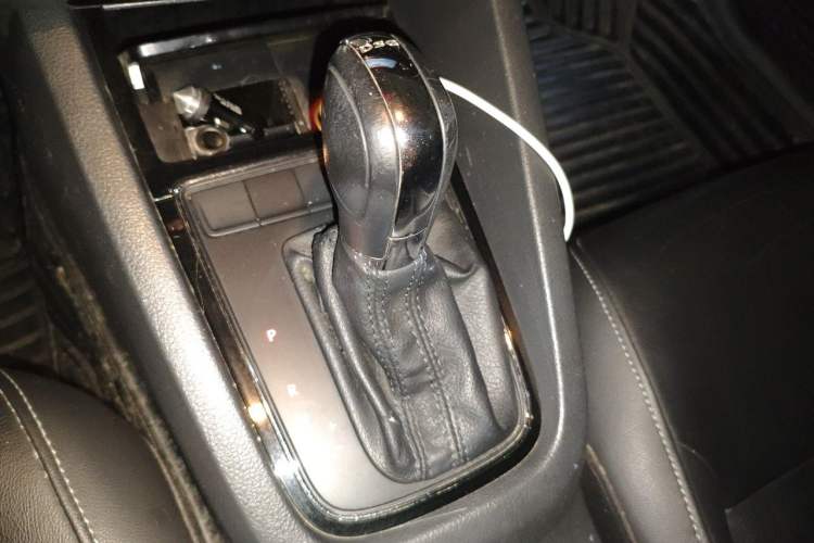 Used Volkswagen Sagitar 2015 230TSI Automatic Comfort Version Gear Lever