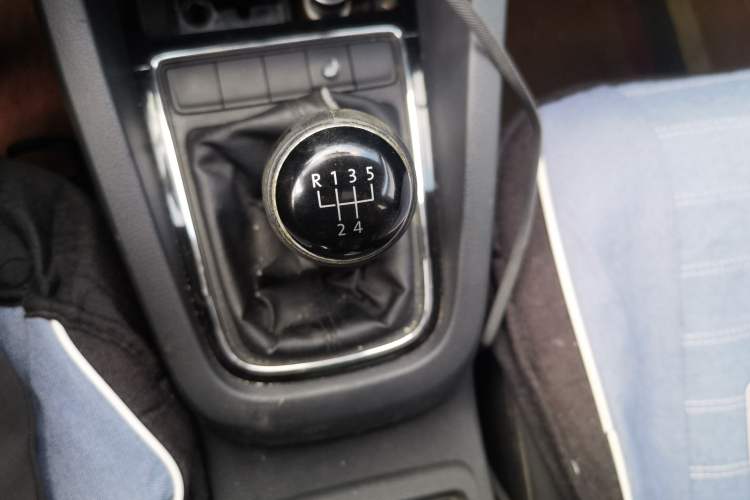 Used Volkswagen Sagitar 2015 1.6L Manual Comfort Model Gear Lever
