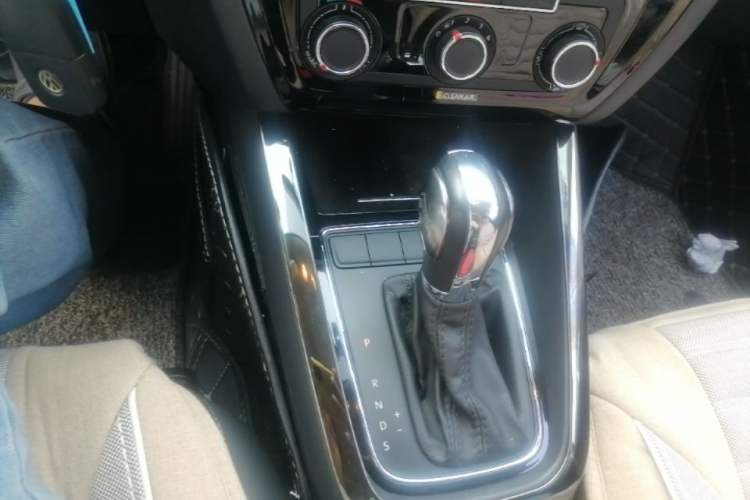 Used Volkswagen Sagitar 2015 1.6L Automatic Comfort Model Gear Lever