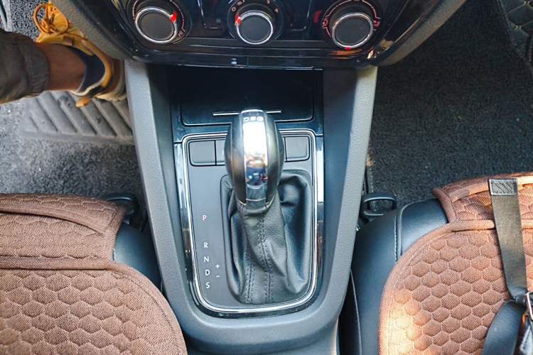 Used Volkswagen Sagitar 2015 230TSI Automatic Comfort Version Gear Lever