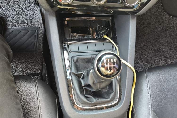 Used Volkswagen Sagitar 2015 1.6L Manual Comfort Model Gear Lever