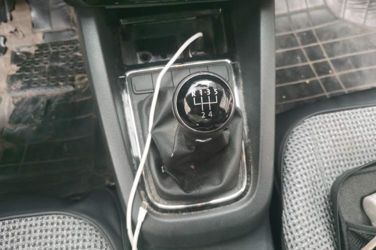 Used Volkswagen Sagitar 2015 1.6L Manual Comfort Model Gear Lever