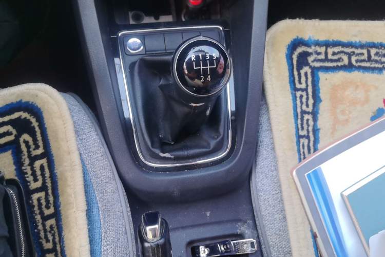 Used Volkswagen Sagitar 2015 1.6L Manual Comfort Model Gear Lever