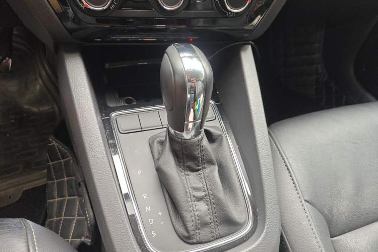 Used Volkswagen Sagitar 2015 1.6L Automatic Comfort Model Gear Lever
