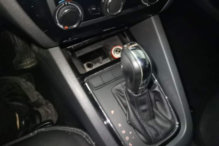 Used Volkswagen Sagitar 2015 230TSI Automatic Comfort Version Gear Lever
