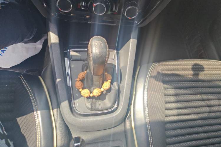 Used Volkswagen Sagitar 2015 230TSI Automatic Comfort Version Gear Lever