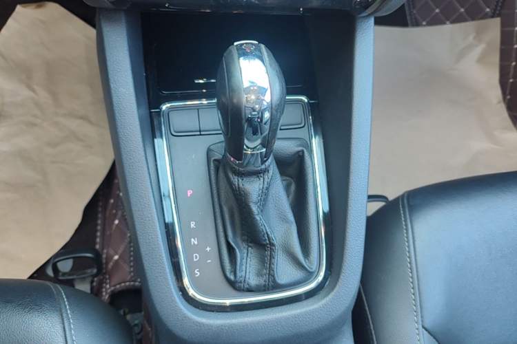 Used Volkswagen Sagitar 2015 1.6L Automatic Comfort Model Gear Lever