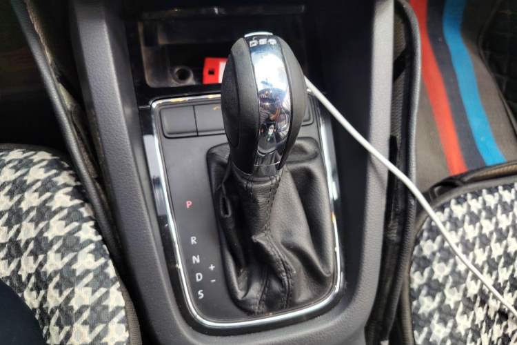 Used Volkswagen Sagitar 2015 230TSI Automatic Comfort Version Gear Lever