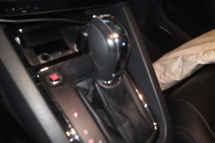 Used Volkswagen Sagitar 2015 230TSI Automatic Luxury Model Gear Lever