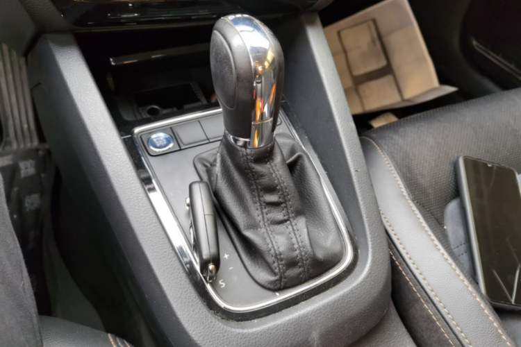 Used Volkswagen Sagitar 2015 230TSI Automatic Luxury Model Gear Lever