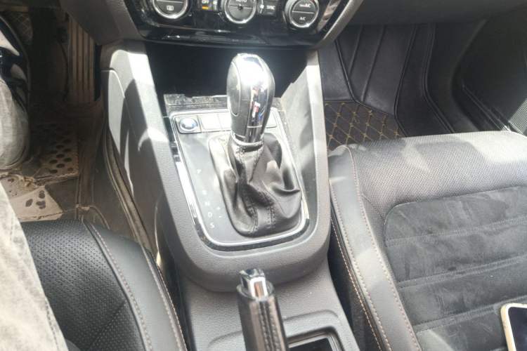 Used Volkswagen Sagitar 2015 230TSI Automatic Luxury Model Gear Lever