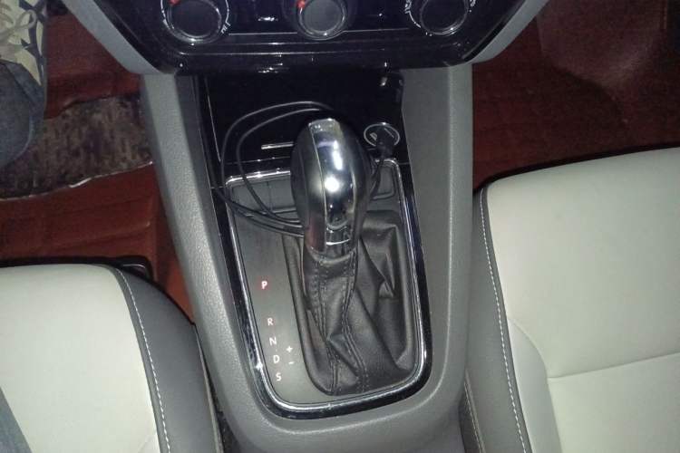 Used Volkswagen Sagitar 2015 1.6L Automatic Comfort Model Gear Lever