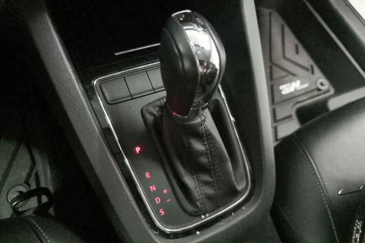 Used Volkswagen Sagitar 2015 1.6L Automatic Comfort Model Gear Lever