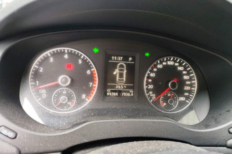 Used Volkswagen Sagitar 2015 230TSI Automatic Luxury Model Instrument Cluster