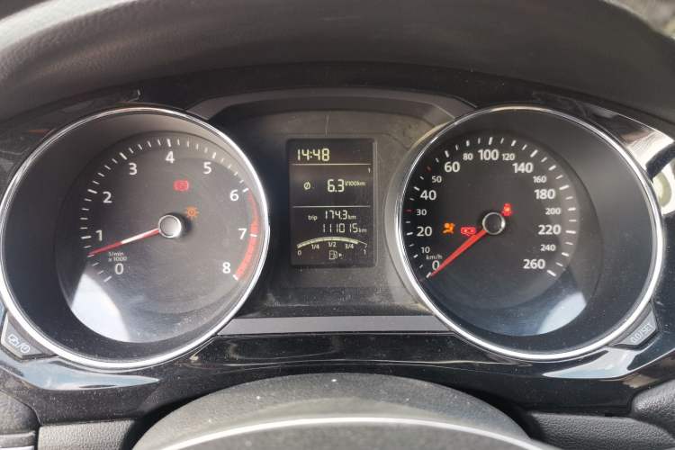 Used Volkswagen Sagitar 2015 1.6L Manual Comfort Model Instrument Cluster