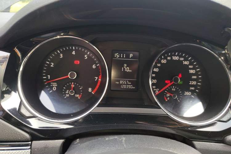 Used Volkswagen Sagitar 2015 230TSI Automatic Comfort Version Instrument Cluster