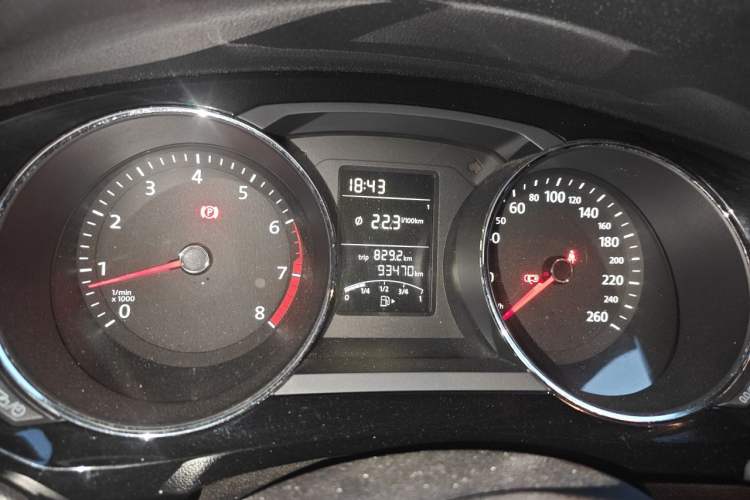 Used Volkswagen Sagitar 2015 1.6L Manual Comfort Model Instrument Cluster