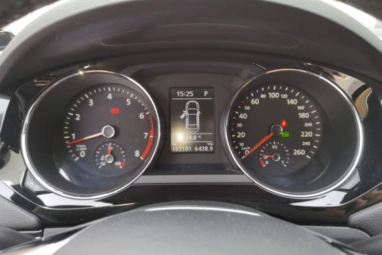 Used Volkswagen Sagitar 2015 230TSI Automatic Luxury Model Instrument Cluster