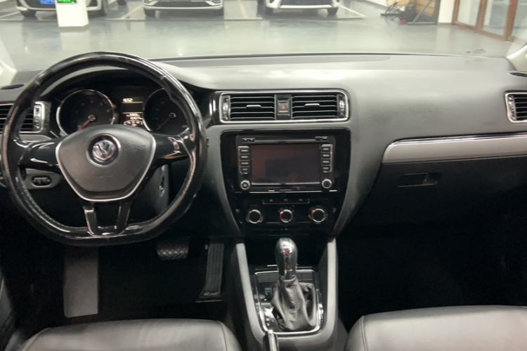 Used Volkswagen Sagitar 2015 1.6L Automatic Comfort Model Interior 1