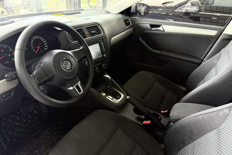 Used Volkswagen Sagitar 2015 1.6L Automatic Comfort Model Interior 1