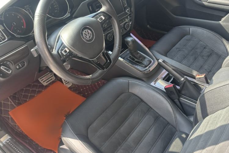 Used Volkswagen Sagitar 2015 230TSI Automatic Luxury Model Interior 2