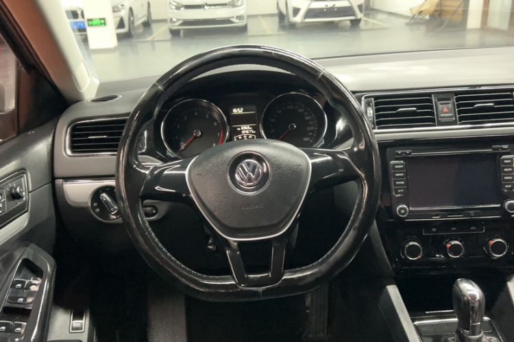 Used Volkswagen Sagitar 2015 1.6L Automatic Comfort Model Interior 2