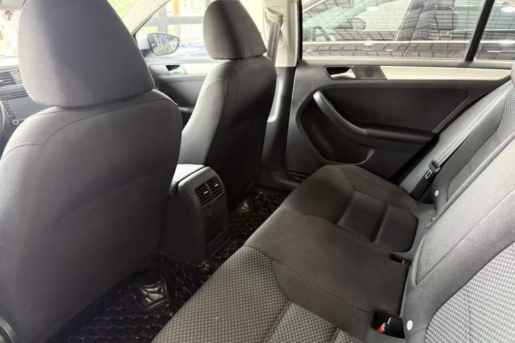 Used Volkswagen Sagitar 2015 1.6L Automatic Comfort Model Interior 2