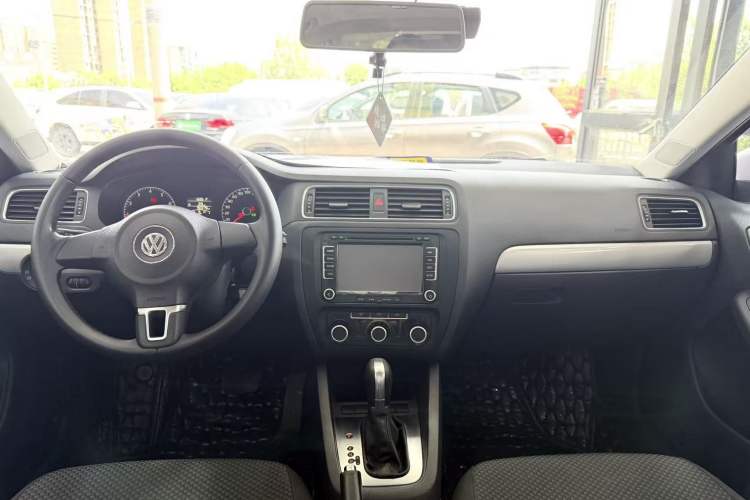 Used Volkswagen Sagitar 2015 1.6L Automatic Comfort Model Interior 3