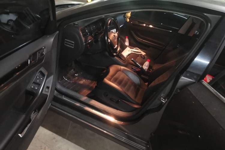 Used Volkswagen Sagitar 2015 230TSI Automatic Luxury Model Interior 3