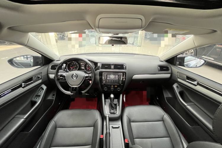 Used Volkswagen Sagitar 2015 230TSI Automatic Comfort Version Interior 4
